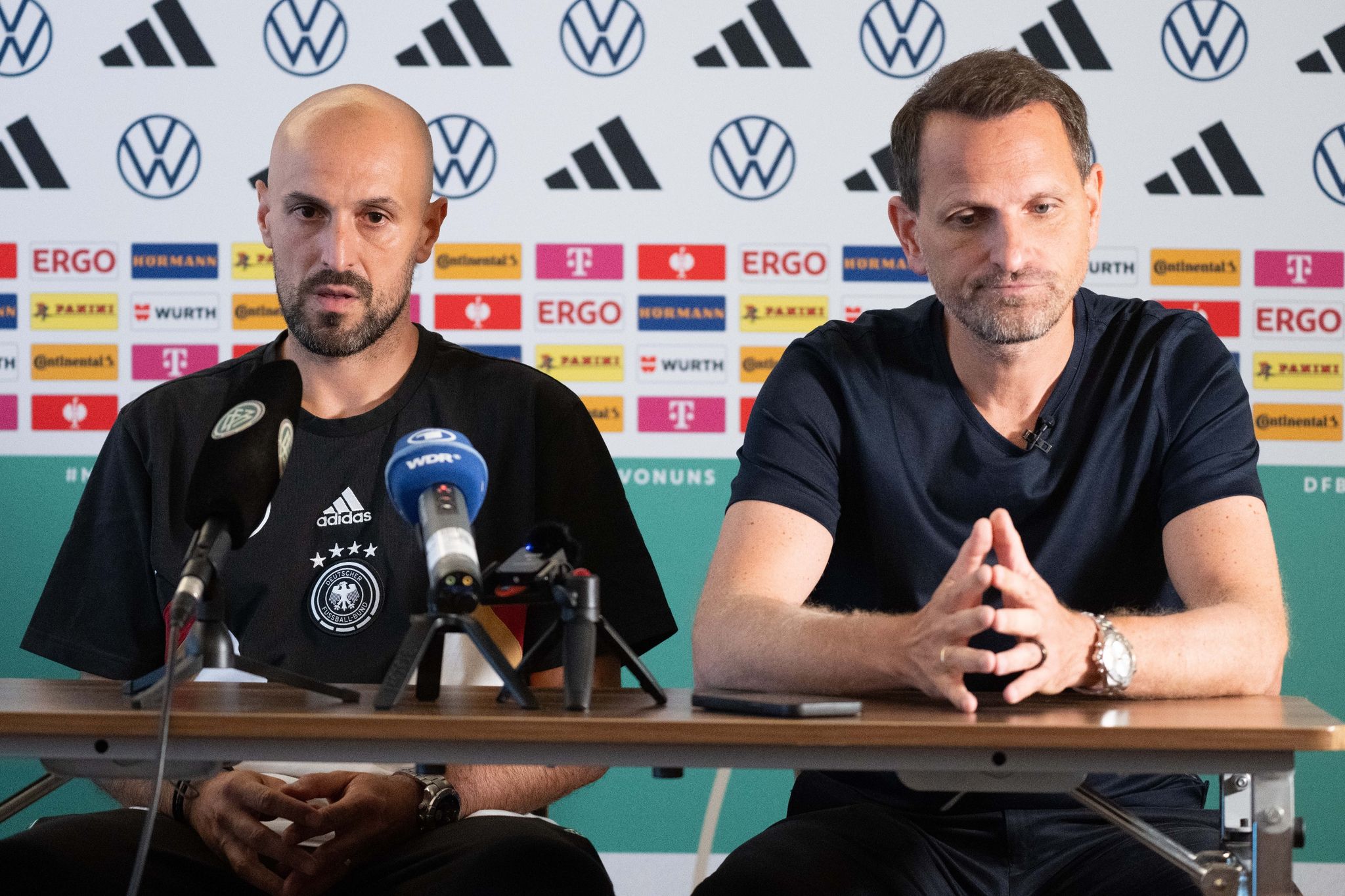 Antonio Di Salvo (l), Trainer der U21, und Panagiotis Chatzialexiou, Sportlicher Leiter Nationalmannschaften, sprechen auf einer Pressekonferenz über das EM-Aus.