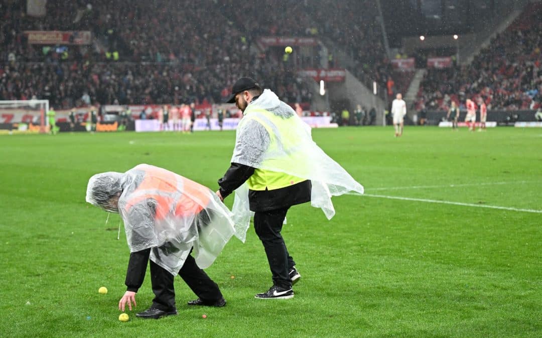 Nachholspiel in Mainz wegen Protesten länger unterbrochen