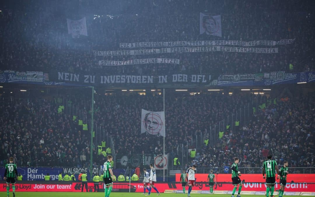 Schlösser und Banner: HSV gegen Hannover 96 vor Abbruch