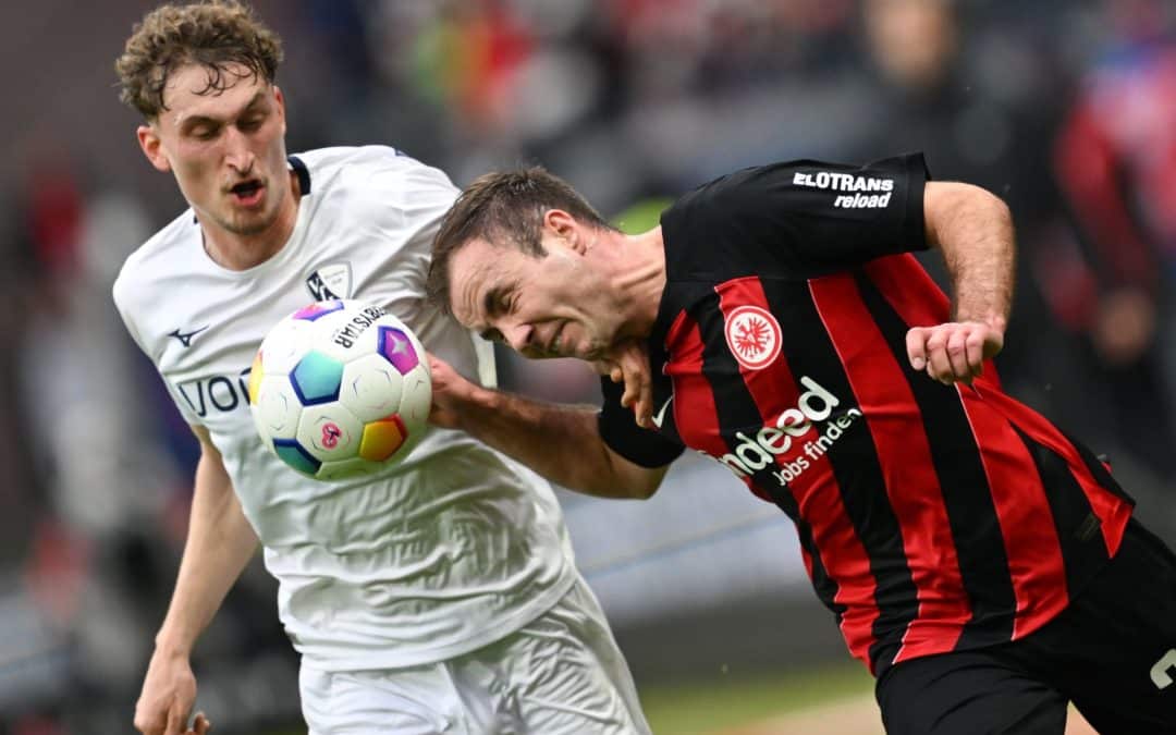 Der Frankfurter Mario Götze (r) im Zweikampf mit Patrick Osterhage.