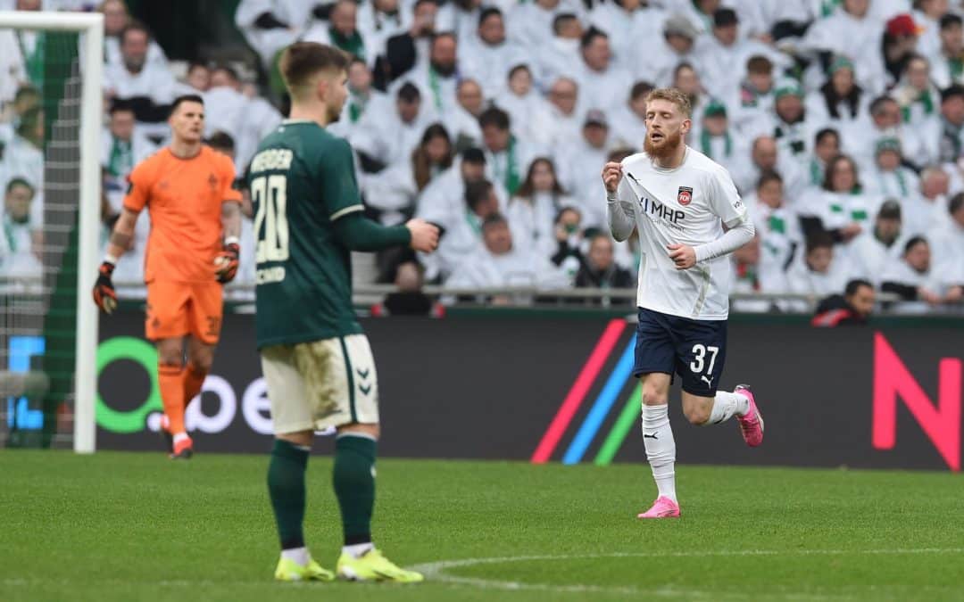 Der Heidenheimer Jan-Niklas Beste (r) jubelt nach seinem Treffer zum zwischenzeitlichen 2:0 in Bremen.