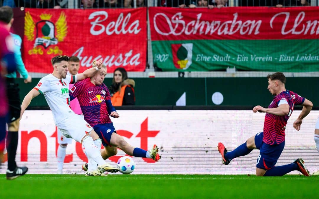 Der Augsburger Ermedin Demirovic (l) trifft zum 2:2.