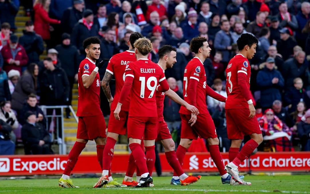 Luis Diaz (l) vom FC Liverpool feiert zusammen mit seinen Mannschaftskameraden sein Tor zum 2:1.