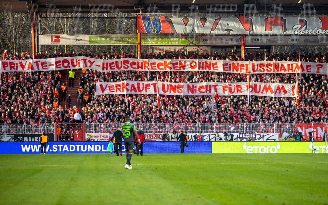 Uion-Fans zeigen in der Alten Försterei Banner, die sich gegen den geplanten Investoren-Deal der DFL richten.