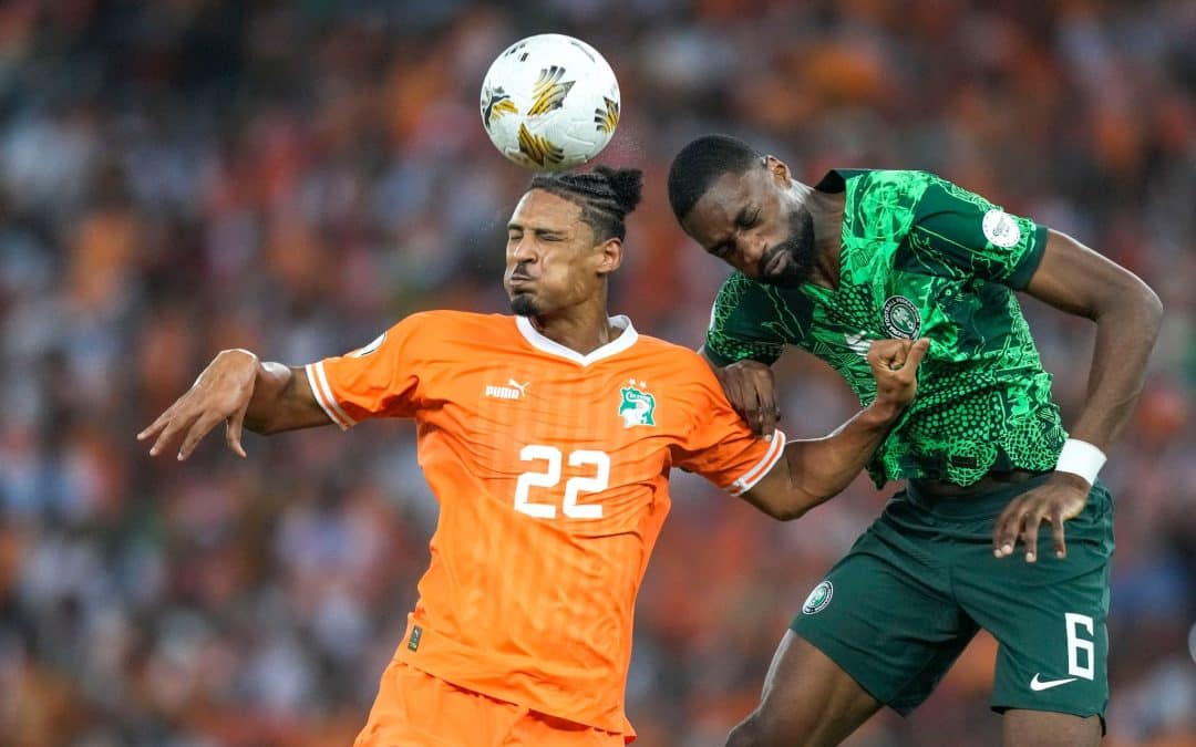 Sébastien Haller (l) von der Elfenbeinküste im Kopfballduell mit Semi Ajayi.