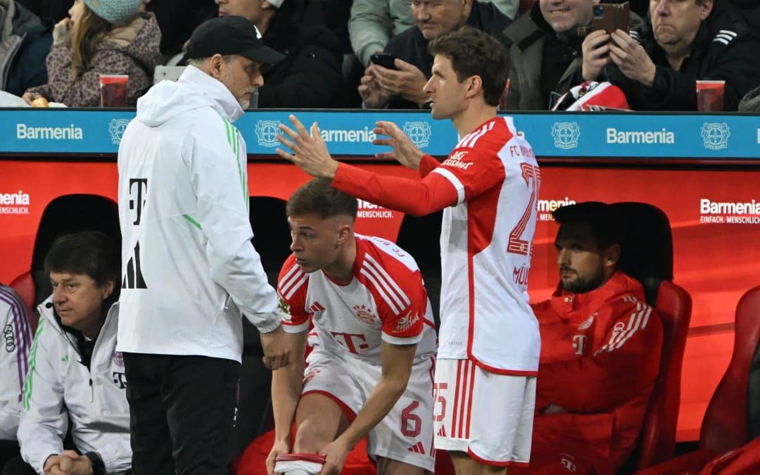 Bayerns Thomas Müller (r) spricht bei seiner Einwechslung mit Trainer Thomas Tuchel.