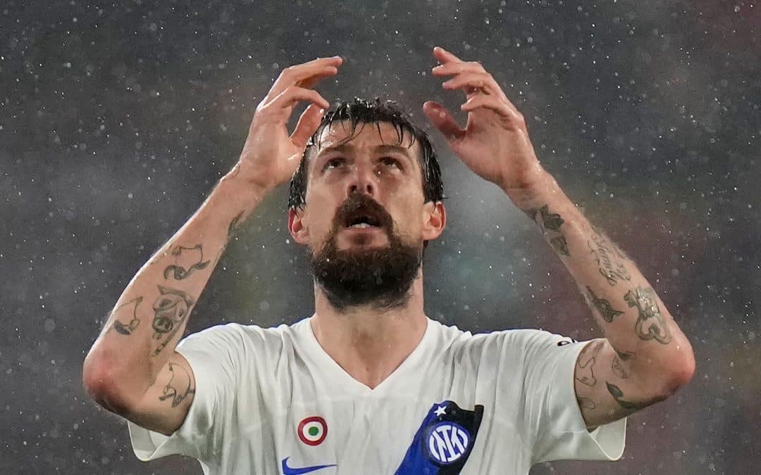 Inters Francesco Acerbi zeigte den Fans der AS Rom den Mittelfinger.