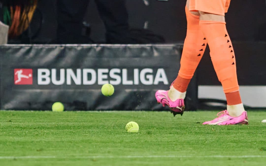 Fans werfen aus Protest gegen Investoren in der DFL Tennisbälle auf das Spielfeld.