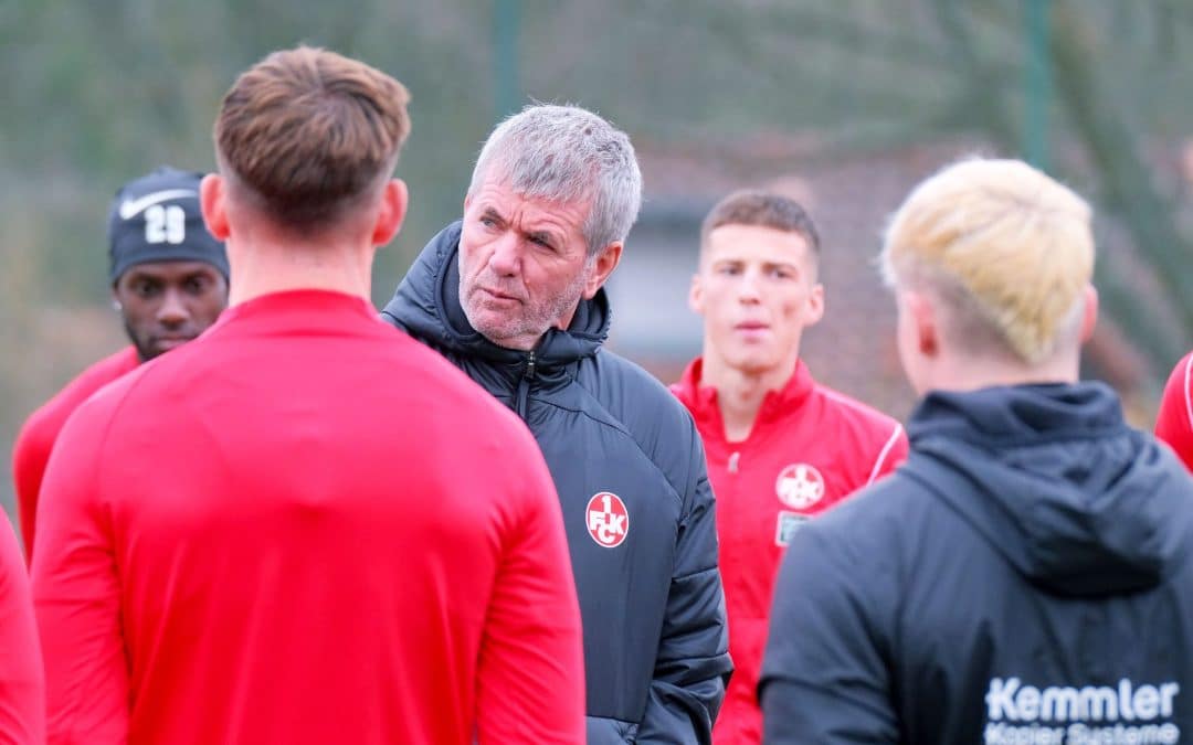 Der neue Lautern-Coach Friedhelm Funkel leitete bereits eine erste Trainingseinheit am Fritz-Walter-Stadion.