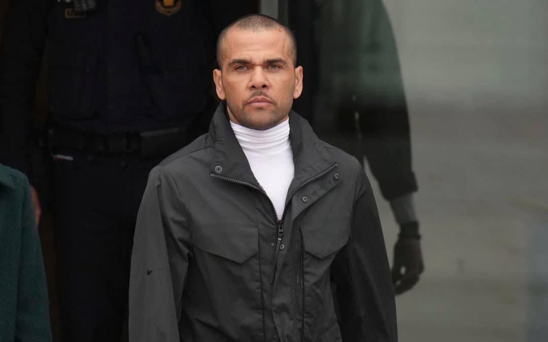 Der brasilianische Fußballer Dani Alves durfte das Gefängnis in Barcelona verlassen und wartet auf seinen Berufungsprozess.