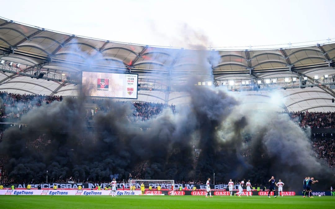 Dunkler Rauch steigt aus der Stuttgarter Fankurve auf.