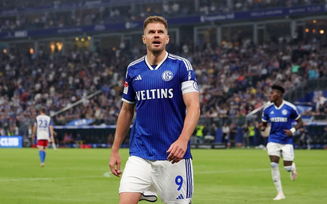 Schalke-Stürmer Simon Terodde beendet nach dieser Saison seine Karriere.
