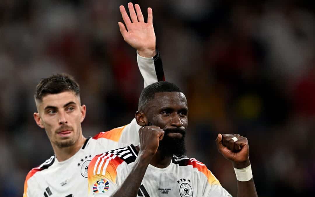 Kai Havertz (l) und Antonio Rüdiger jubeln nach dem Sieg.