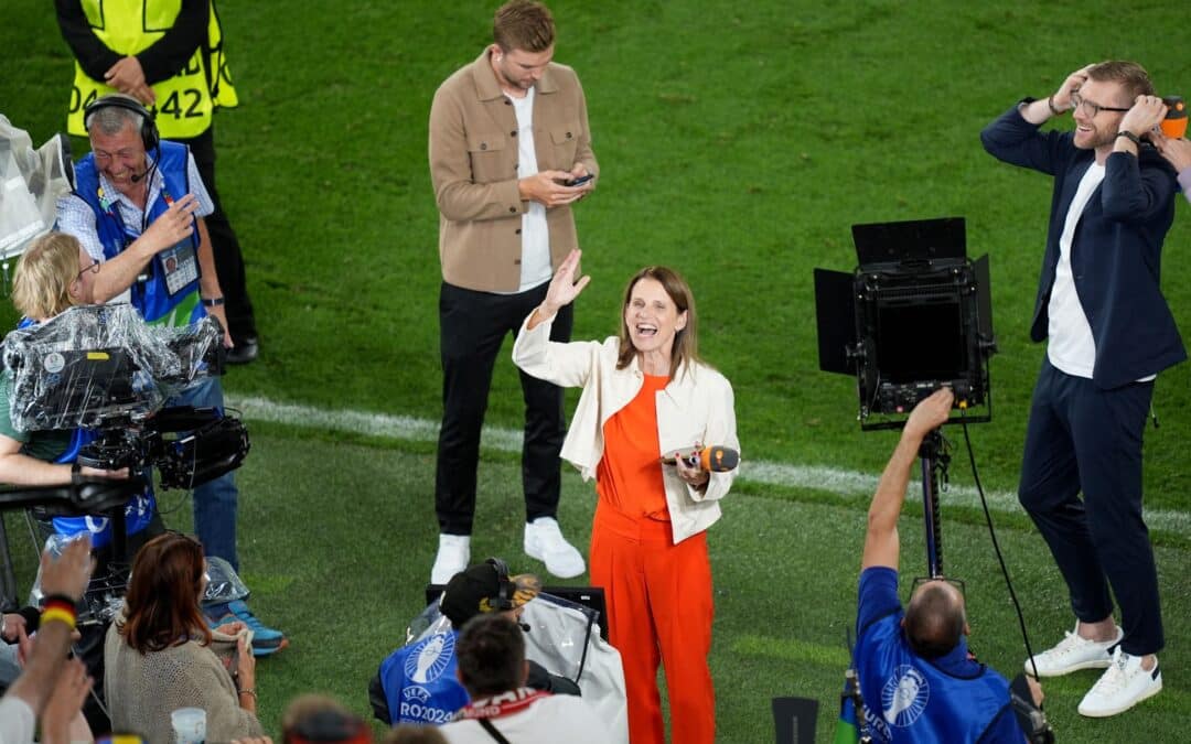 Die deutschen Fans sorgten für eine gute Stimmung bei der Berichterstattung um ZDF-Moderatorin Katrin Müller-Hohenstein (M) nach dem Spiel.