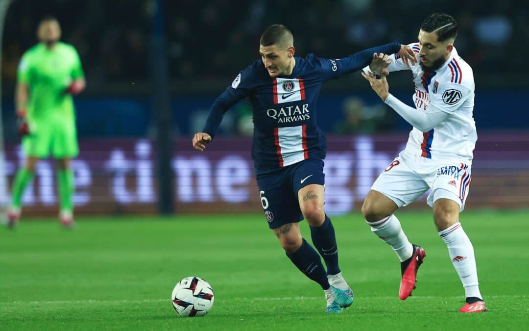 Der BVB soll an Rayan Cherki (r) von Olympique Lyon interessiert sein.