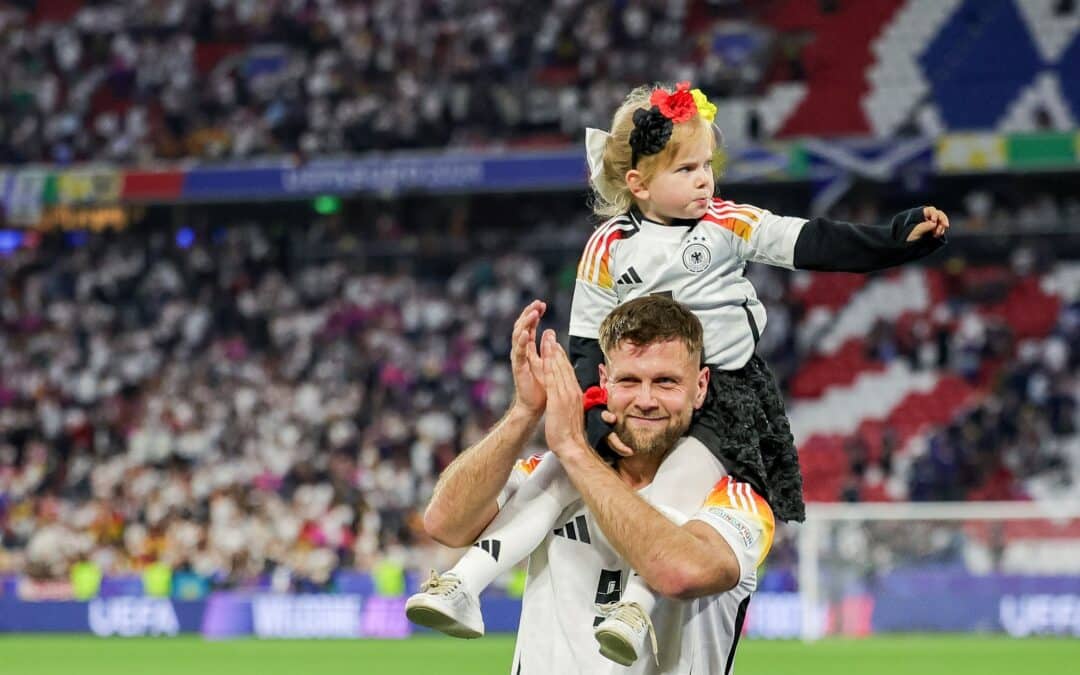 Niclas Füllkrug trägt nach dem ersten EM-Spiel der Deutschen seine Tochter Emilia durch das Stadion.