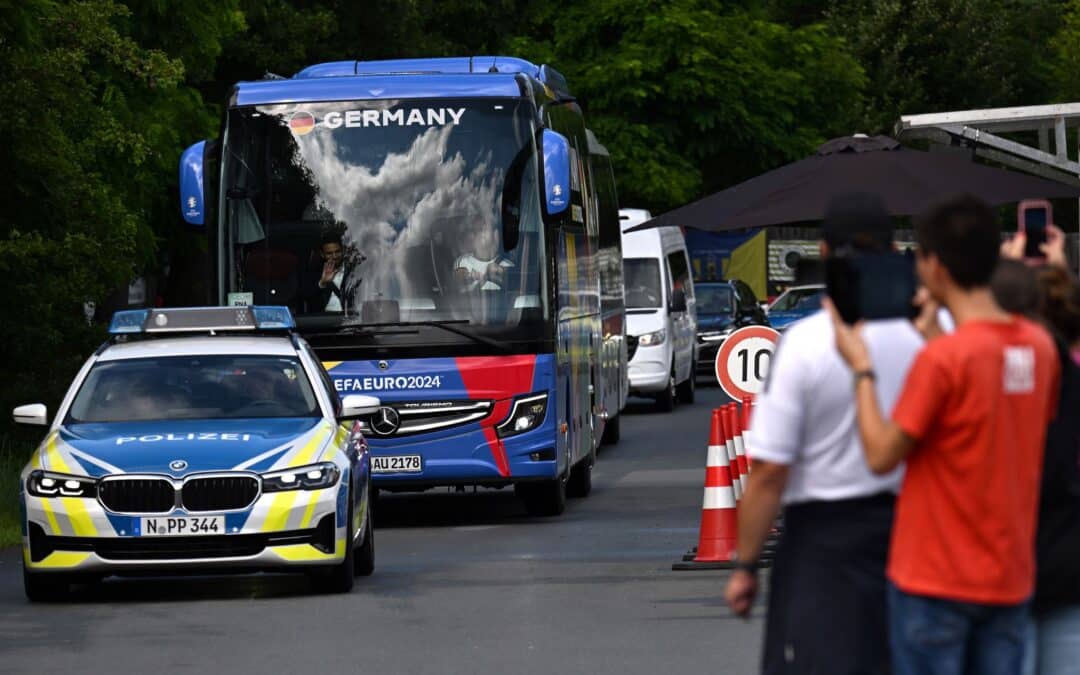 Der Bus der deutschen Fußball-Nationalmannschaft wird von der Polizei eskortiert.