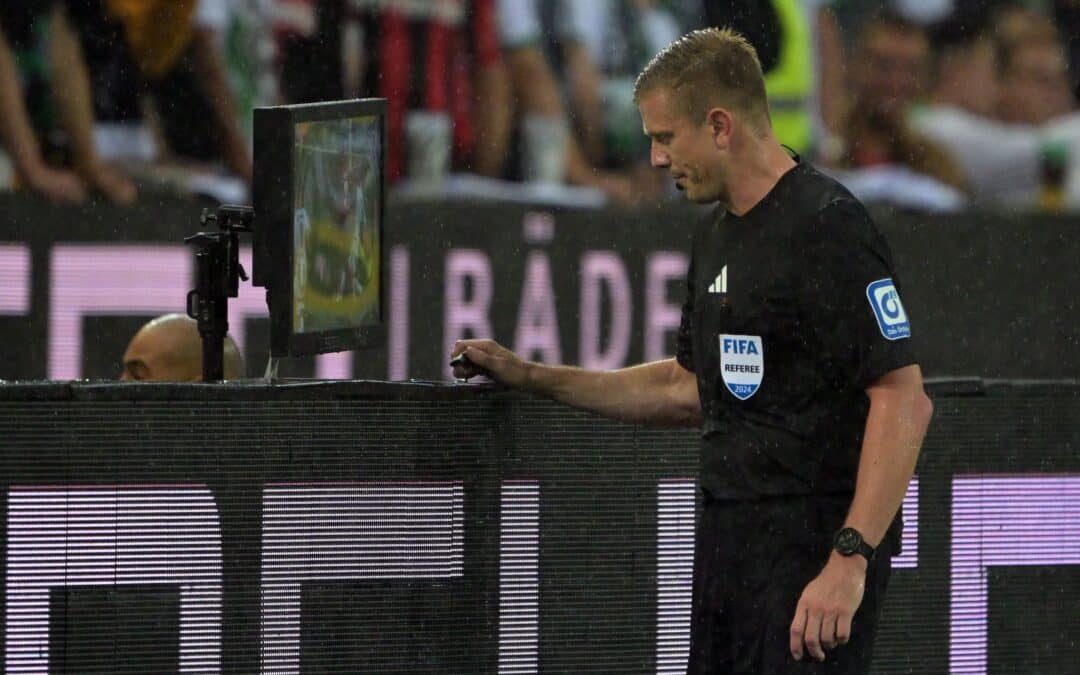 Referee Robert Schröder und der Videobeweis standen nach dem Eröffnungsspiel zwischen Borussia Mönchengladbach und Bayer Leverkusen in der Kritik.