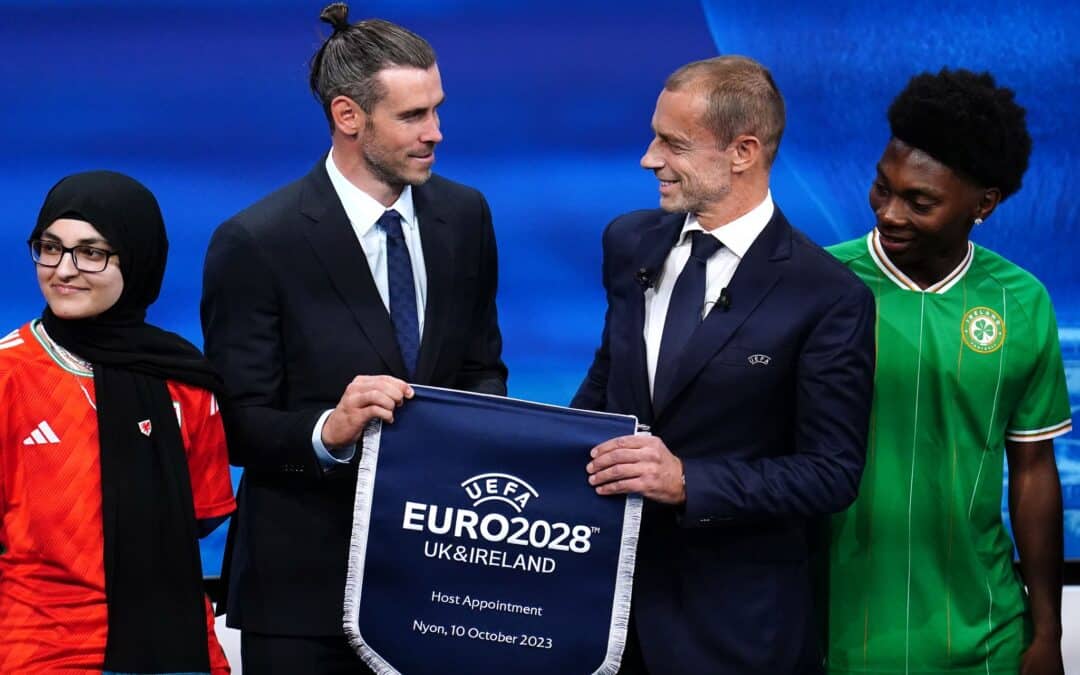 Bei der Vergabe der EM 2028 freuten sich der Waliser Gareth Bale (l) und UEFA-Präsident Aleksander Ceferin auf ein Turnier mit fünf Ausrichtern - nun wackelt Nordirland.