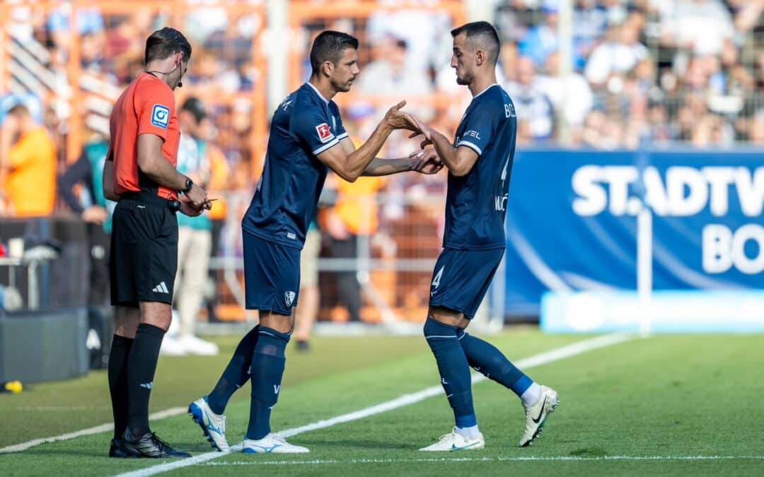 Bochums Anthony Losilla (l) wird für Bochums Erhan Masovic eingewechselt.