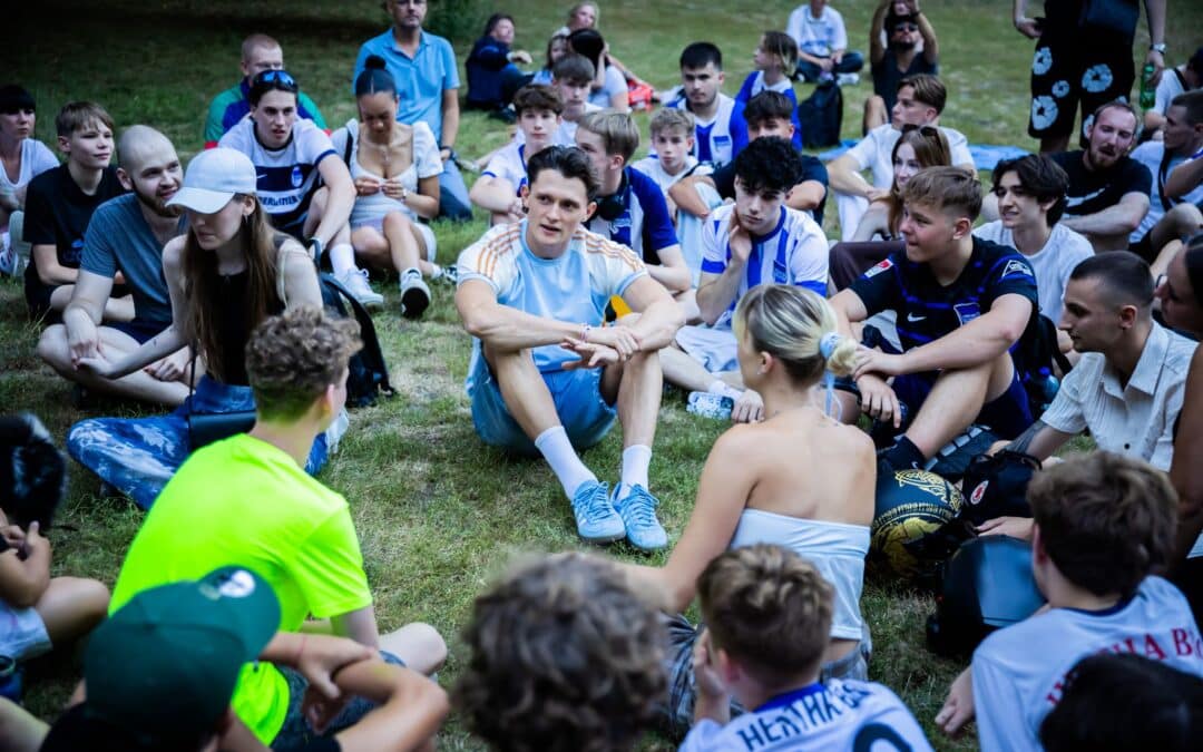 Fabian Reese mit Fans im Lietzenseepark.