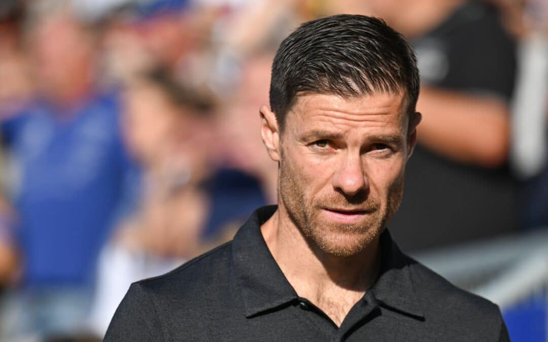 Trainer Xabi Alonso blockt Kritik an Tah ab.