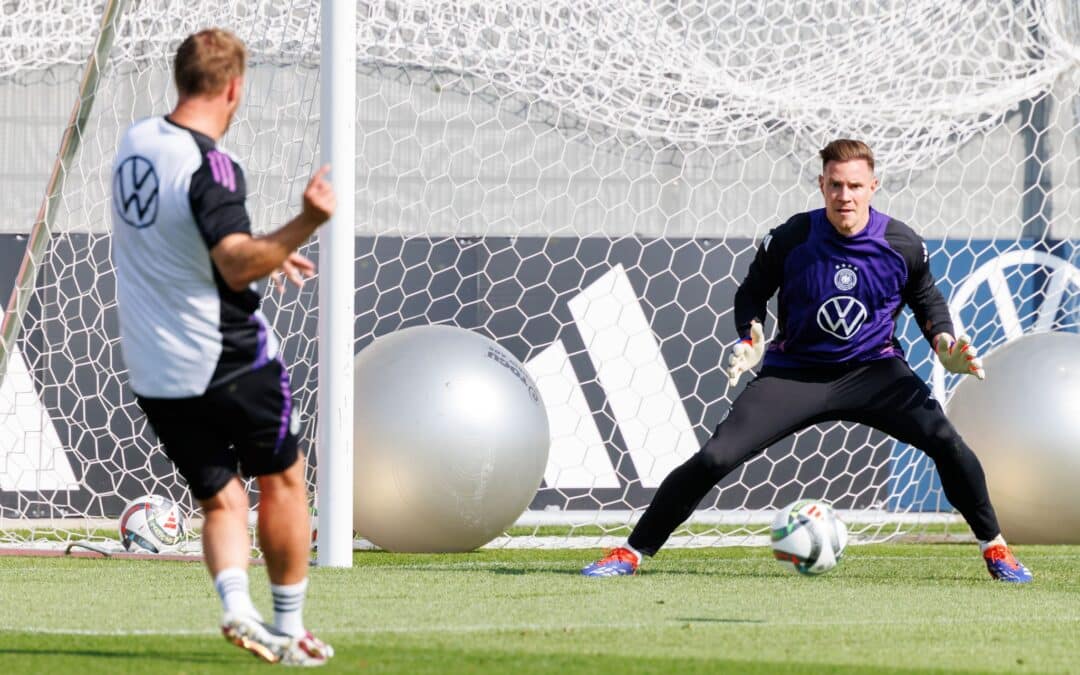 Bundestrainer Julian Nagelsmann schießt beim Abschlusstraining auf das Tor seiner neuen Nummer eins Mac-André ter Stegen.