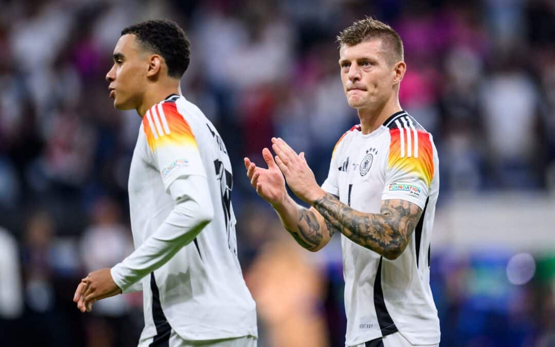 Toni Kroos (r) ist froh über Spieler wie Jamal Musiala im Nationalteam.