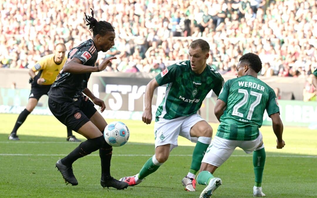 Michael Olise (l) brachte Bayern München früh in Führung.