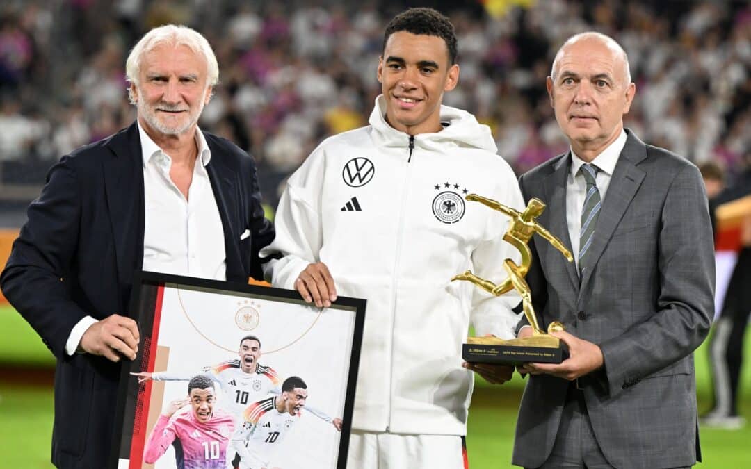 Rudi Völler (l) hört 2026 als DFB-Sportdirektor aus. Beim Ungarn-Spiel zeichnet er gemeinsam mit DFB-Präsident Bernd Neuendorf (r) Nationalspieler Jamal Musiala nach seinen drei EM-Toren aus.