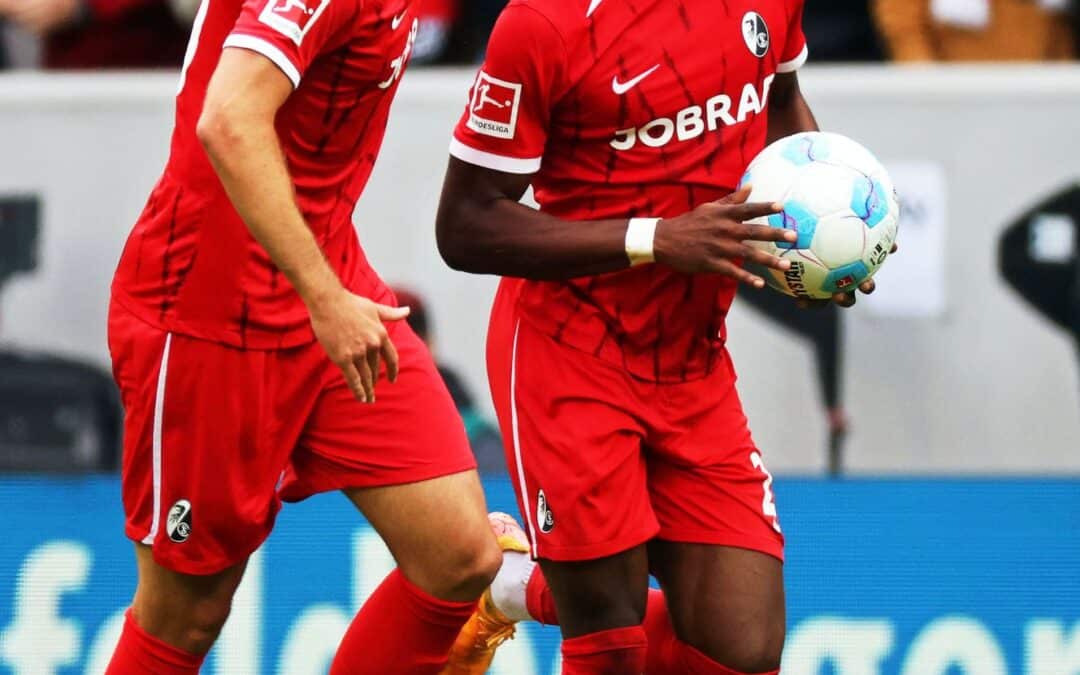 Freiburger Fans feiern Tor-Debütant Adamu