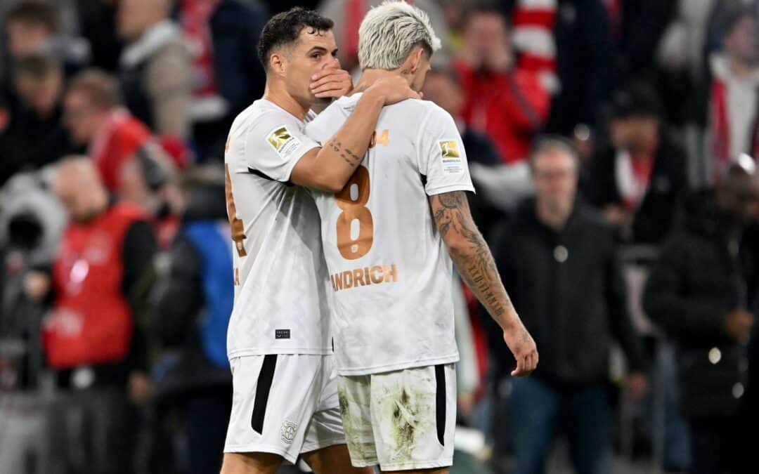 Die Bayer-Profis Granit Xhaka (links) und Robert Andrich sind zufrieden über das 1:1 in München.