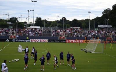 Training als Volksfest: Fans feiern Nationalmannschaft