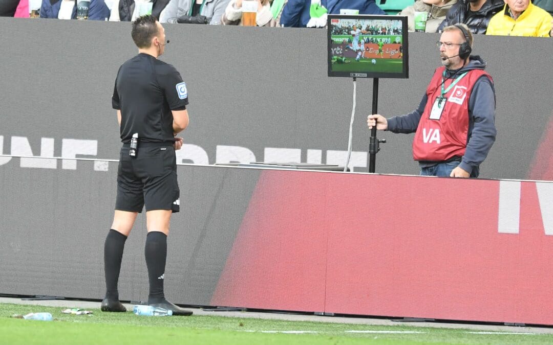 Schiedsrichter Sven Jablonski überprüft die Rote Karte gegen Stuttgarts Atakan Karazor.