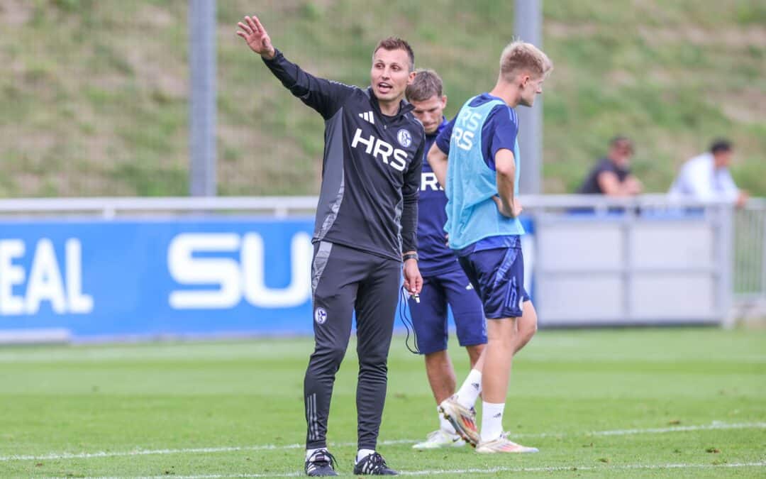 Da geht es lang. Schalkes Interimscoach Jakob Fimpel gibt für zwei Spiele die Richtung vor.