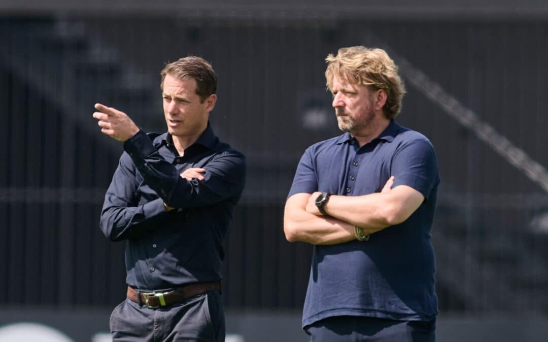 BVB-Geschäftsführer Lars Ricken (l) bestreitet interne Dissonanzen bei Borussia Dortmund.