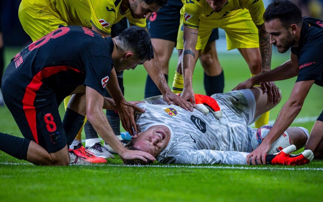 Torhüter Marc-André ter Stegen verletzt sich schwer im Knie.