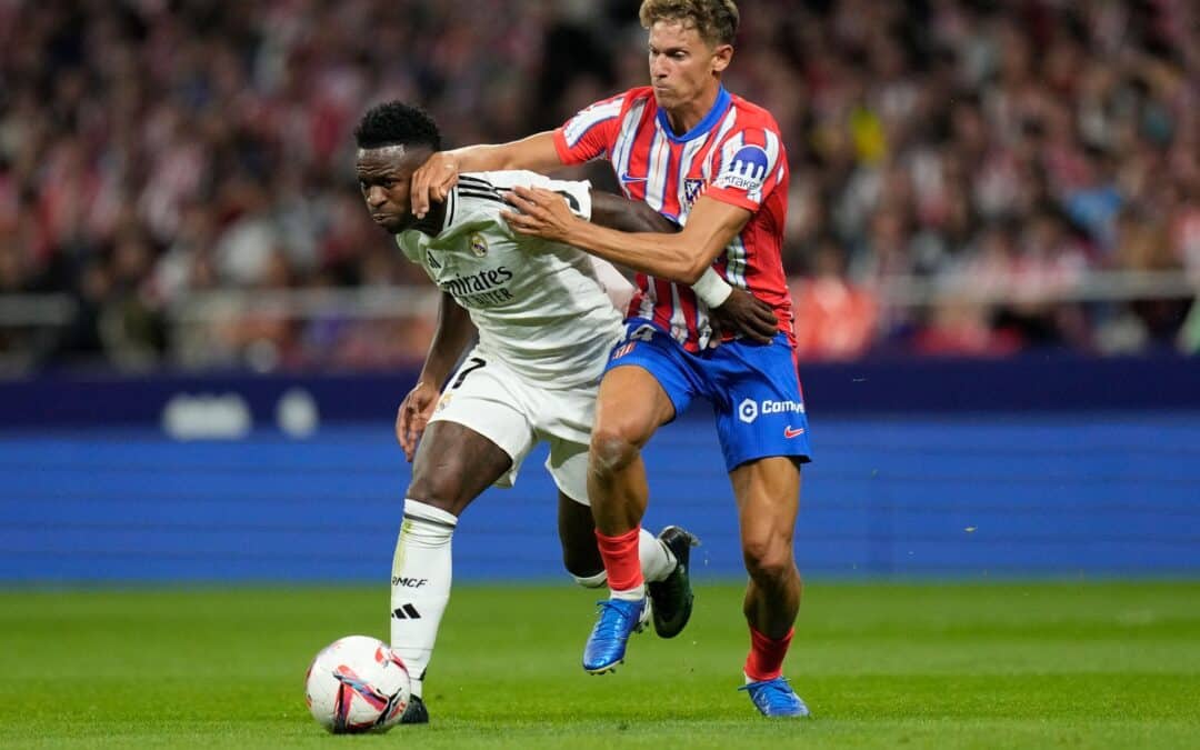 Kämpfen um den Ball und den Sieg im Stadtderby von Madrid: Reals Vinicius Junior (l) und Atleticos Marcos Llorente