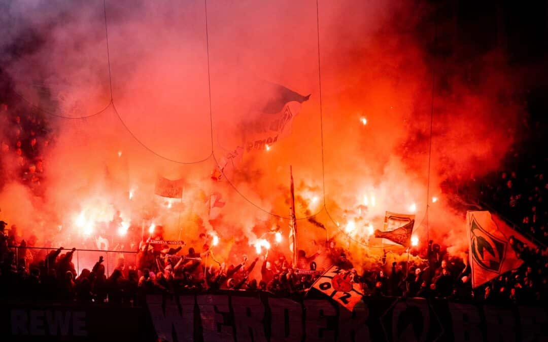 Gibt es künftig Punktabzüge für Pyro-Vergehen im Stadion? Der Bremer Innensenator Ulrich Mäurer schlägt genau das vor.