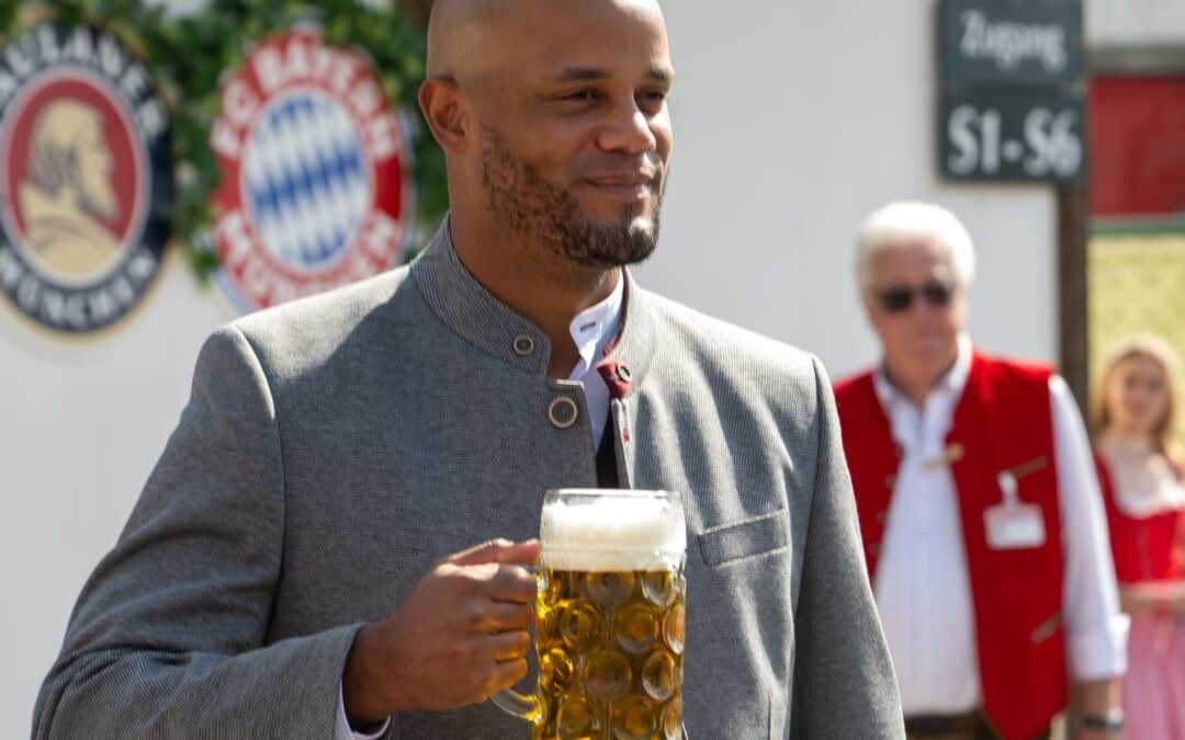 Prosit: Vincent Kompany bei seiner Oktoberfest-Premiere als Bayern-Coach.