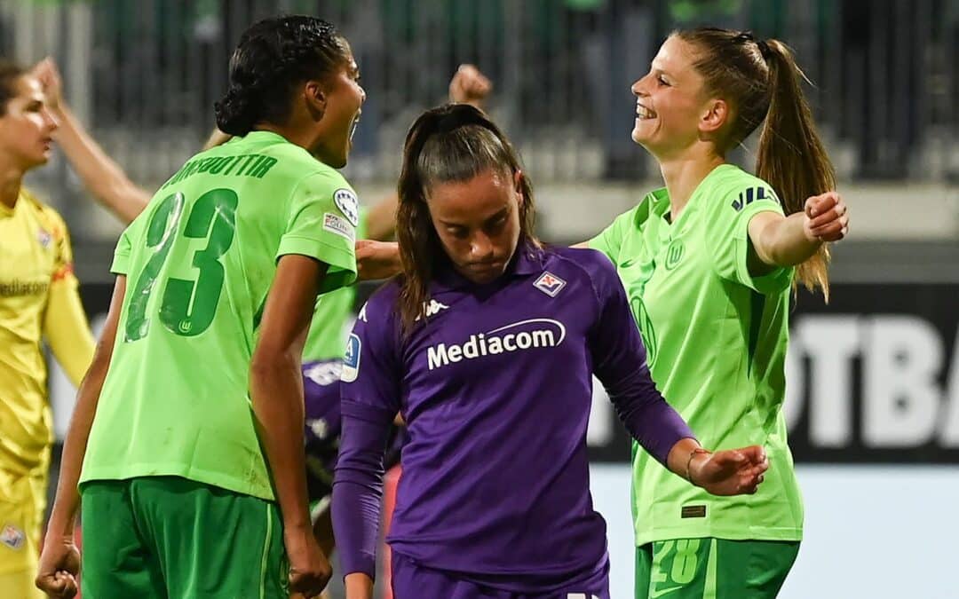 Umjubeltes Comeback: Tabea Sellner (r) freut sich über ihr Tor für den VfL Wolfsburg.