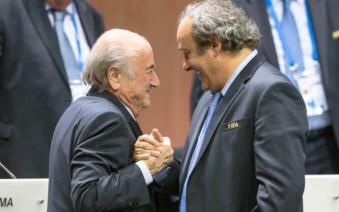 Joseph Blatter (l) und Michel Platini müssen sich erneut vor Gericht verantworten.