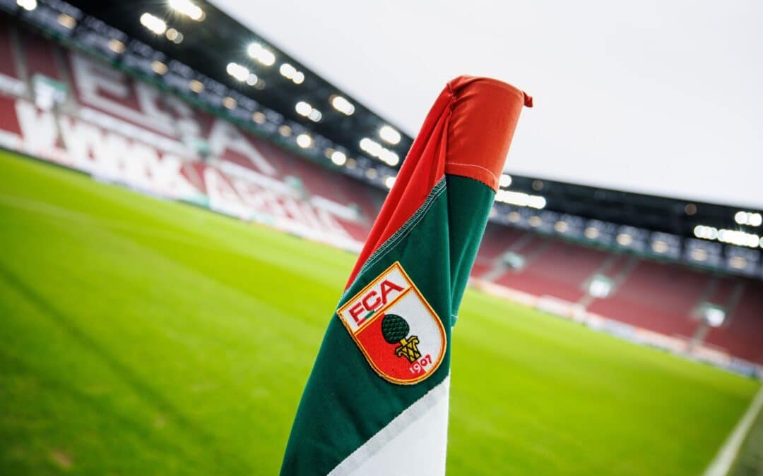 Die Staatsanwaltschaft hat wegen mutmaßlicher Mindestlohnvergehen Strafanträge gegen zwei Mitarbeiter des FC Augsburg beantragt.