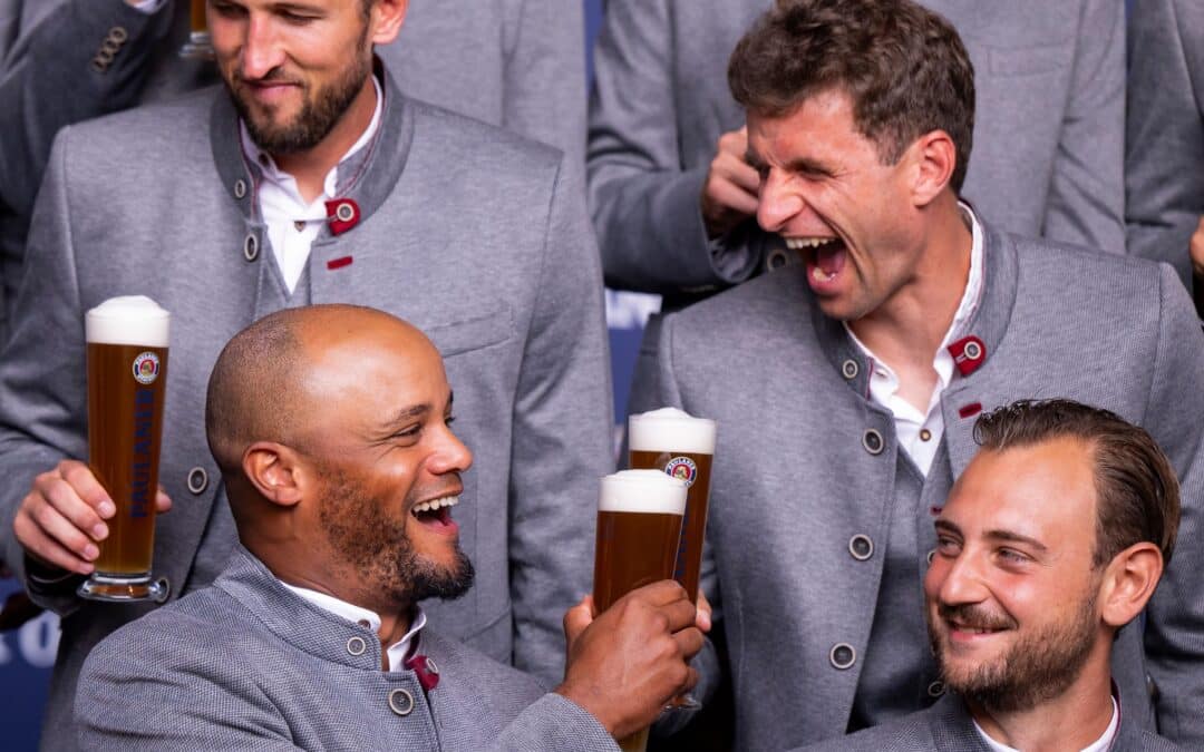 Anstoßen auf den nächsten Sieg? Vincent Kompany (vl) und Thomas Müller (hr) prosten sich zu.