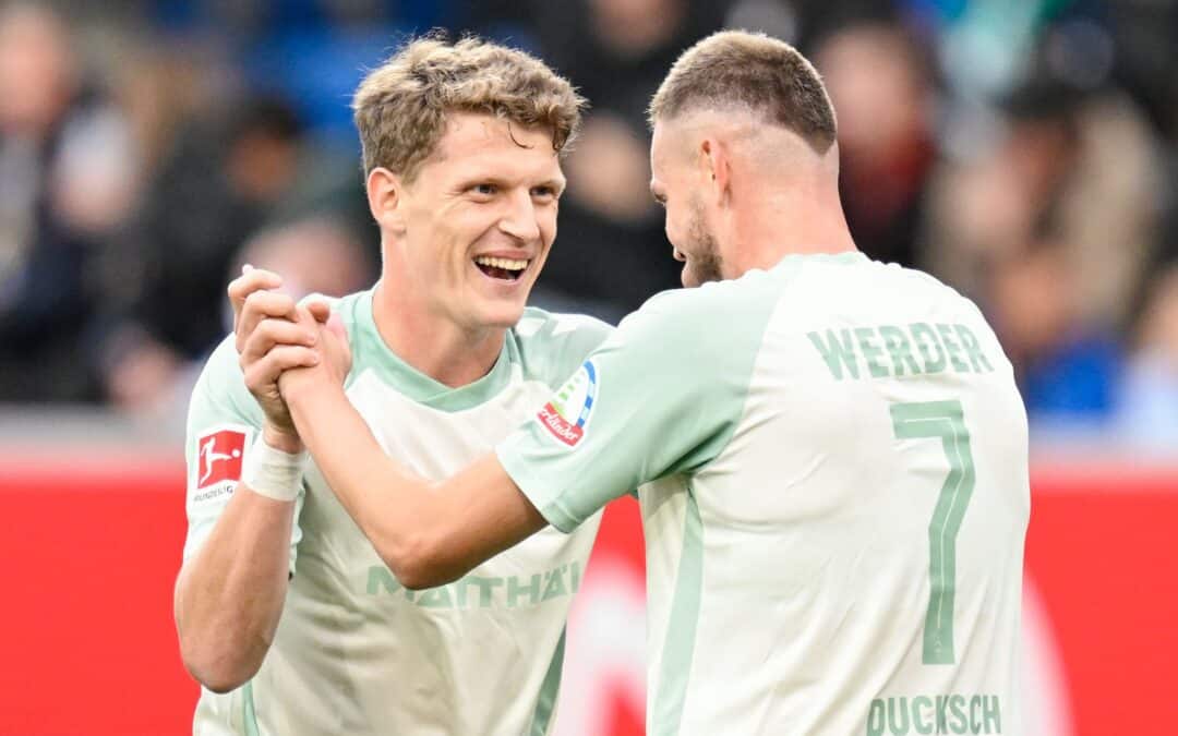 Jens Stage (l) und Marvin Ducksch jubeln über ein Tore von Werder Bremen bei der TSG Hoffenheim.