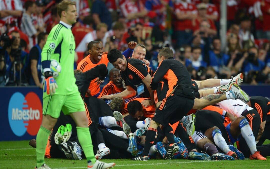 Manuel Neuer nach dem verlorenen Finale 2012 in München. Im Hintergrund jubeln die Spieler des FC Chelsea.