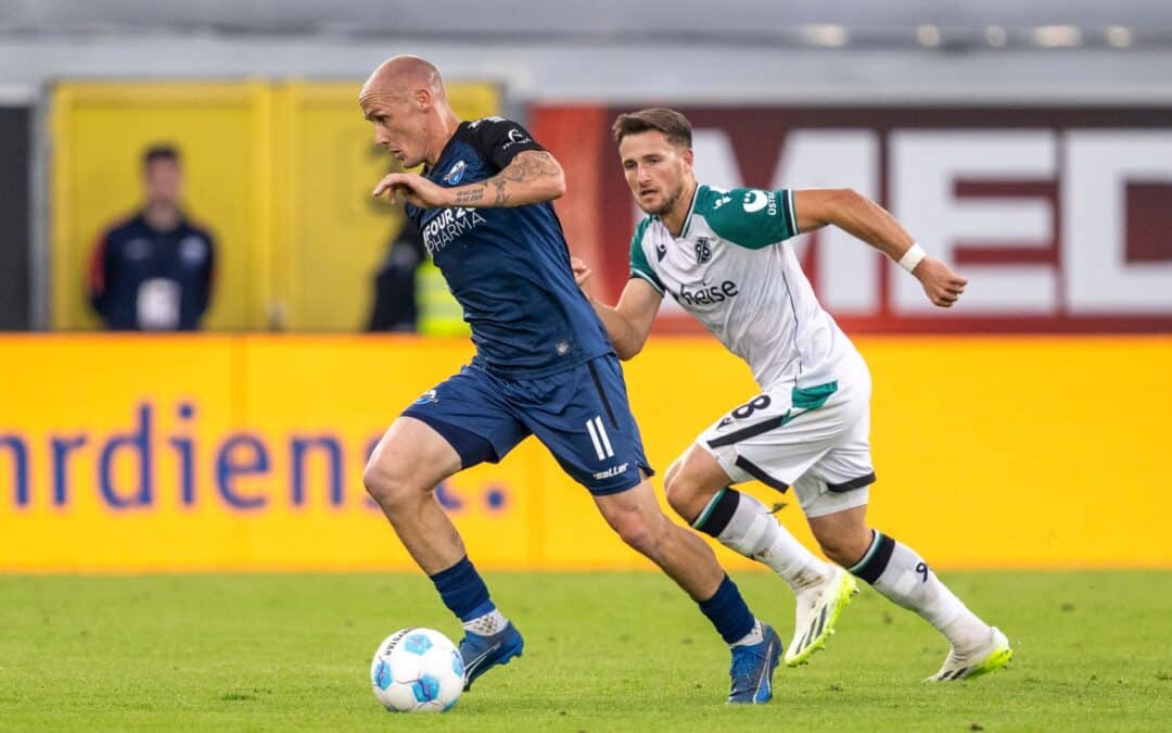 Sven Michel (l) und der SC Paderborn bleiben ungeschlagen.