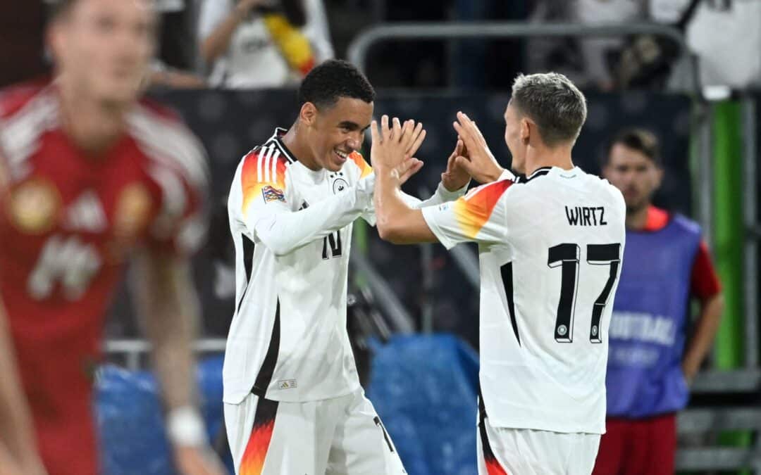 Jamal Musiala (l) jubelt mit Florian Wirtz über den deutschen Auftaktsieg in der Nations League.