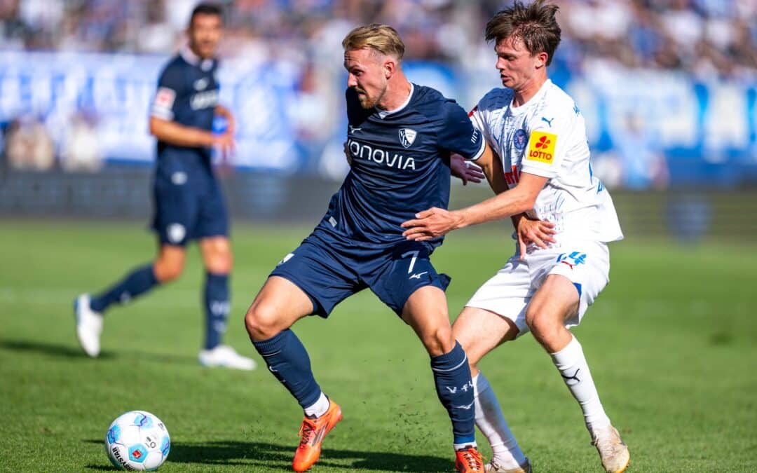 Bochums Lukas Daschner (l) und Kiels Magnus Knudsen im Zweikampf.