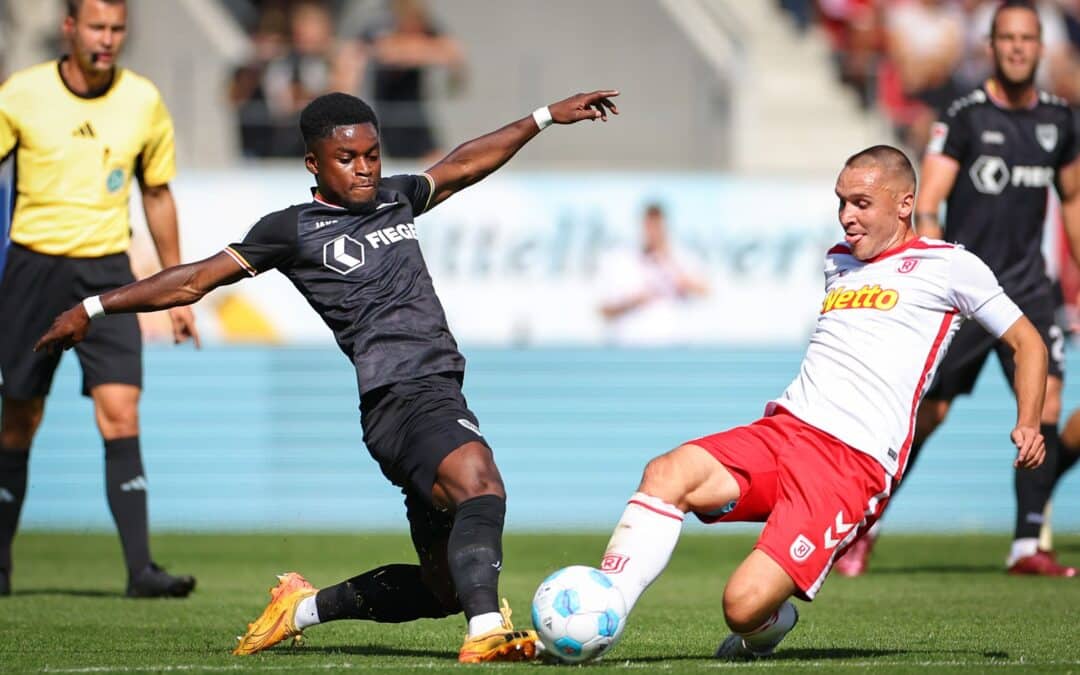 Regensburg-Kapitän Andreas Geipl (r) kämpft gegen den Münsteraner Daniel Kyerewaa um den Ball.